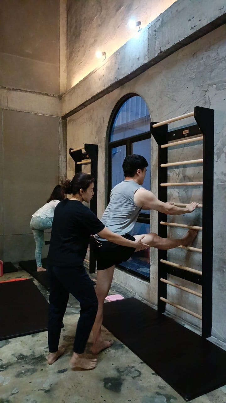 Instructer guide member about body setup and performance on wall bar