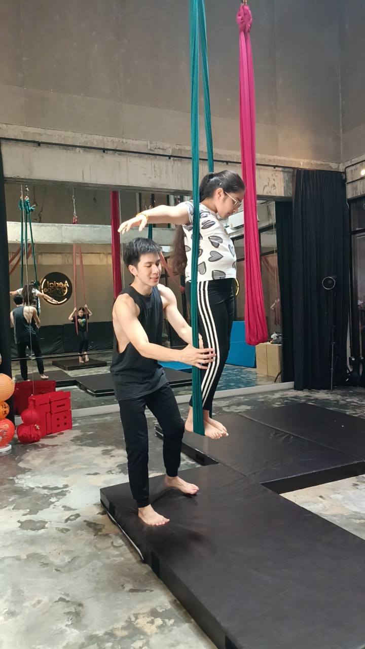 Aerial for kit, Instructor guide the body alignment