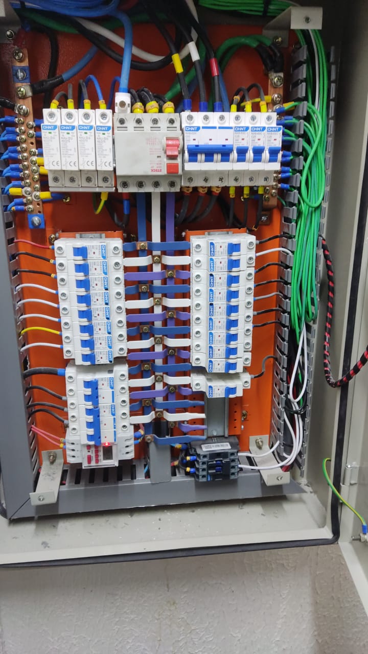 Painel elétrico comercial trifásico com IDR e barramentos em cobre.