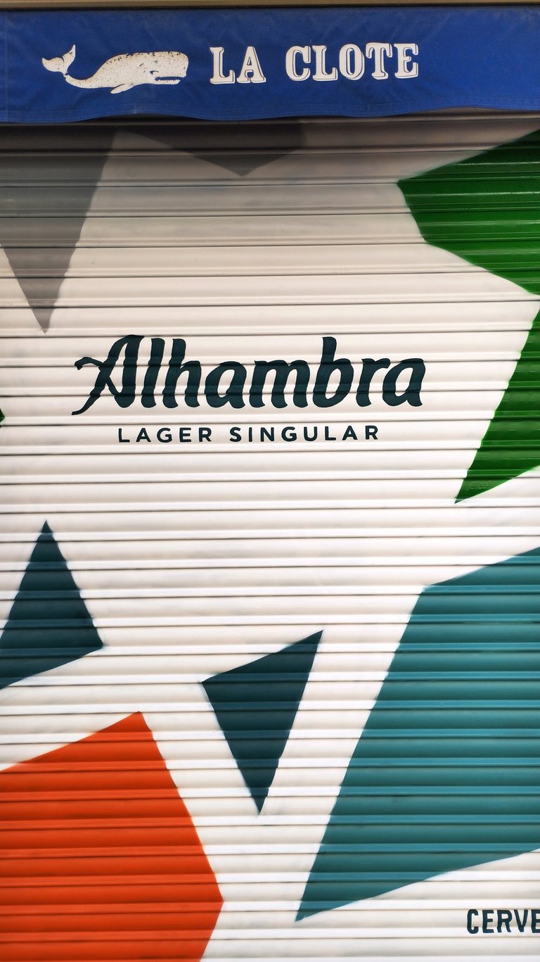 Graffiti en persiana. Para la campaña publicitaria de Cervezas Alhambra (Grupo Mahou).