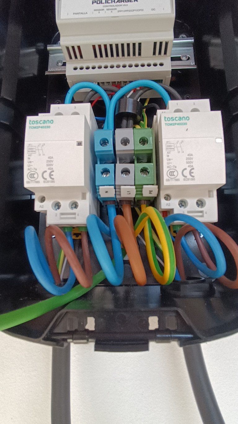 Cargador Policharger on abierto