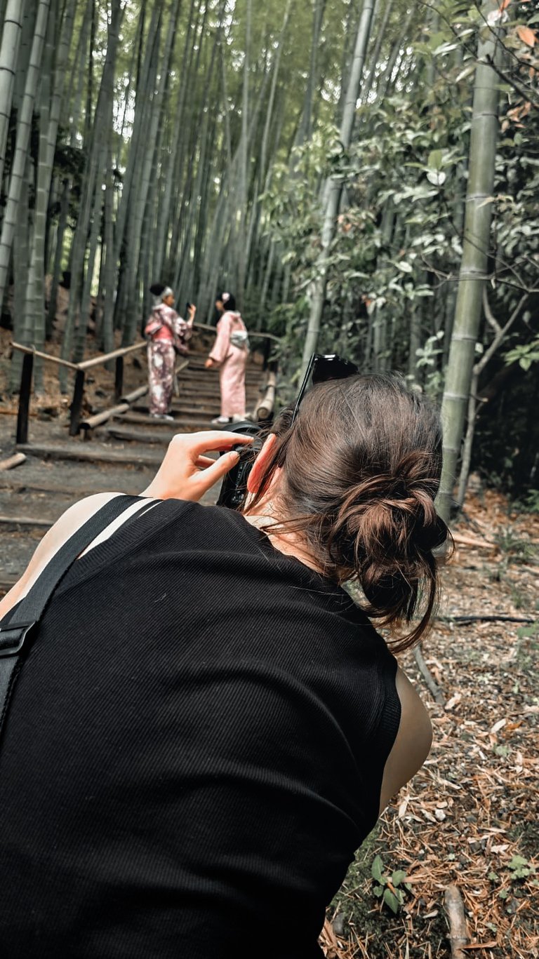 Jana von Lebensmomente fotografiert beim fotografieren von zwei Frauen im Bambuswald in Kyoto.