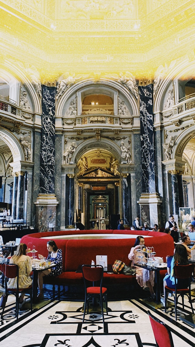 Interior de la lujosa cafetería del Kunsthistorisches Museum en Viena, con mesas elegantes
