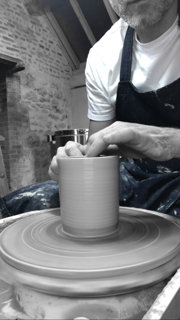 tournage d'une poterie au tour de potier