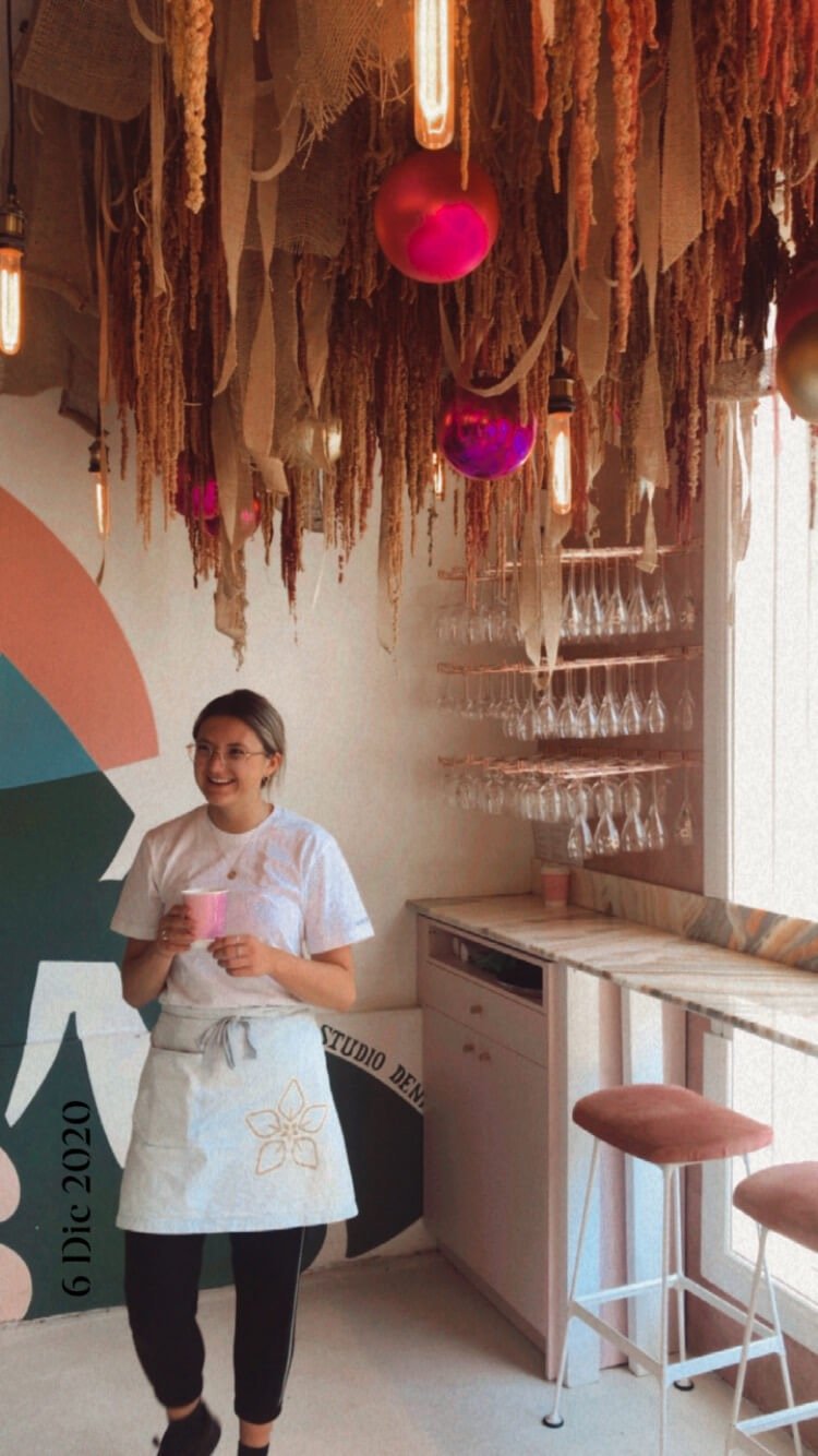 Mi amiga trabajando en el cafe