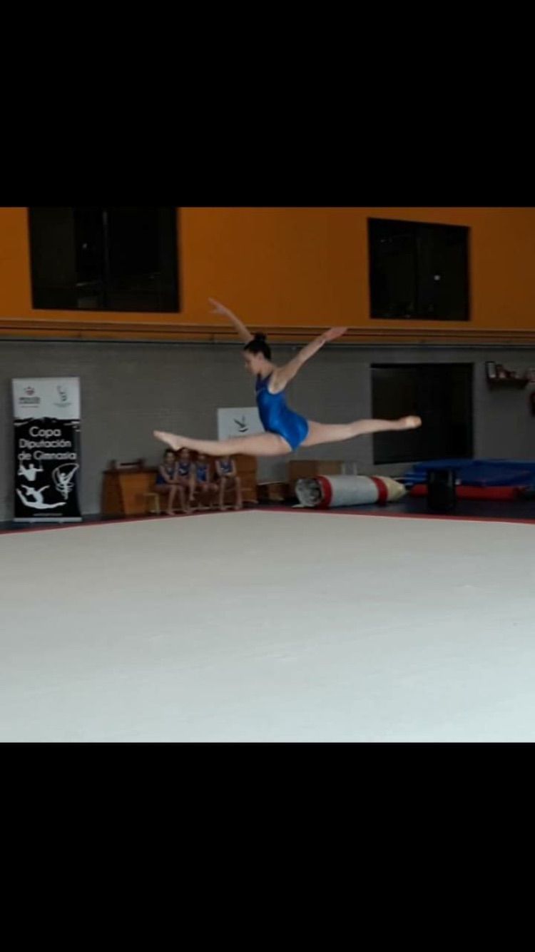 Victoria Miranda compitiendo gimnasia artística en Badajoz