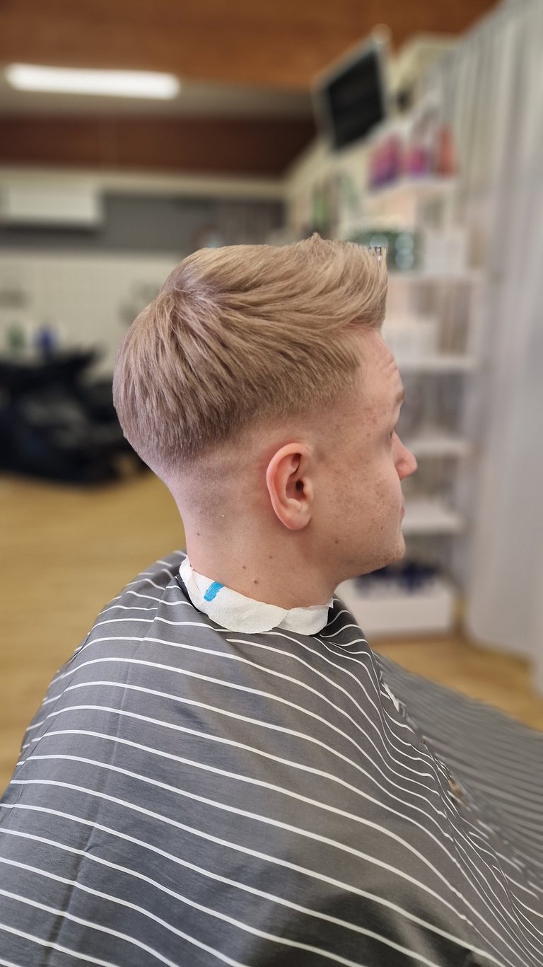 miesten hiustenleikkaus feidauksella (häivytys) raisiossa