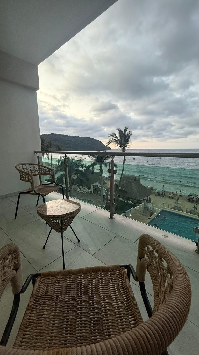 Balcón con vista al mar y sillas en bungalow de Bungalows Aleday a pie de playa en Los Ayala, Nayari