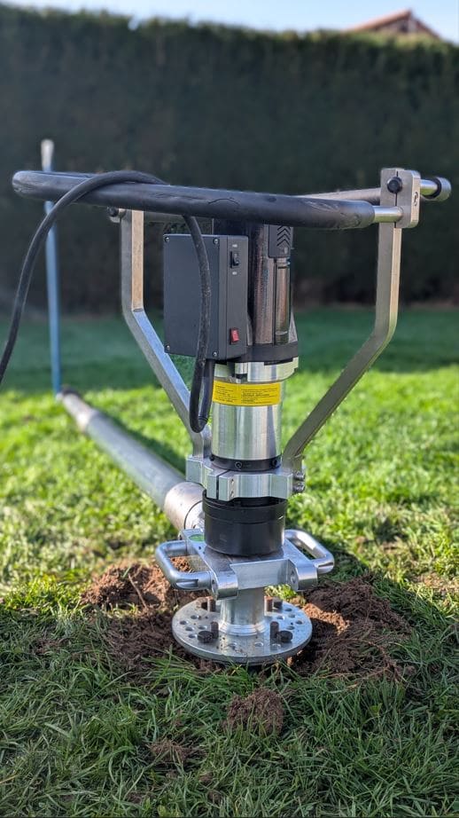 Ancrage de pieux métal à l'aide d'une puissante visseuse électrique