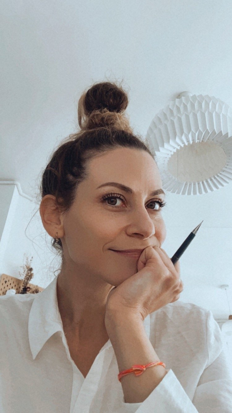 Portrait de l'artiste tatoueuse Hirocha avec son crayon à la main