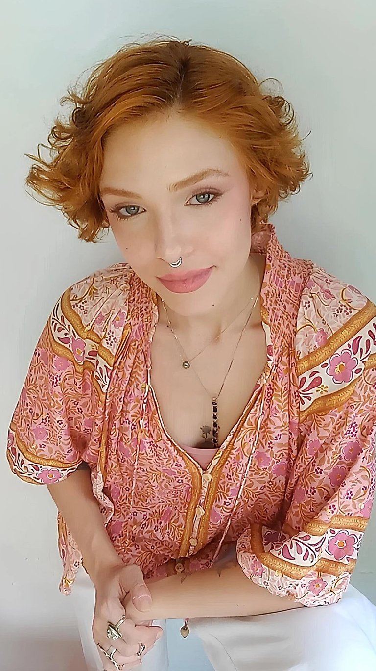 Sabrina Tibursky com um olhar compreensivo e mãos próximas sobre a coxa