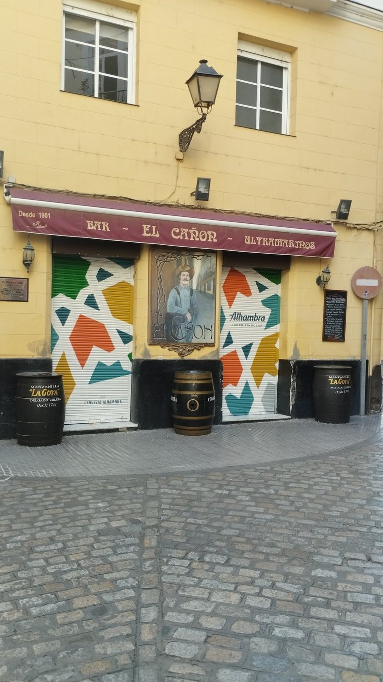 Graffiti en persiana. Para la campaña publicitaria de Cervezas Alhambra (Grupo Mahou).