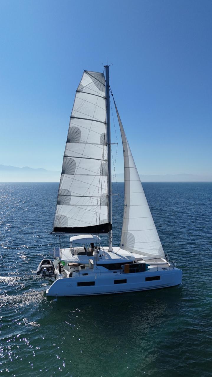 ALL WAVES LATE, CTAMARAN LAGOON 47 FT