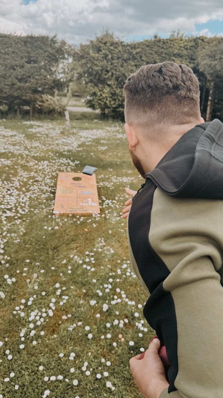 Cornhole su užduotimis žaidimas nuomai Klaipėdoje – smagus iššūkis šventėms.