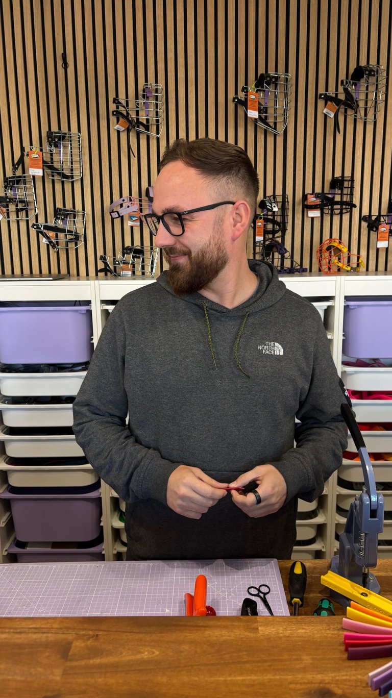 Basti Matern beim Praktikum im Riotdog Maulkorb Studio Hannover