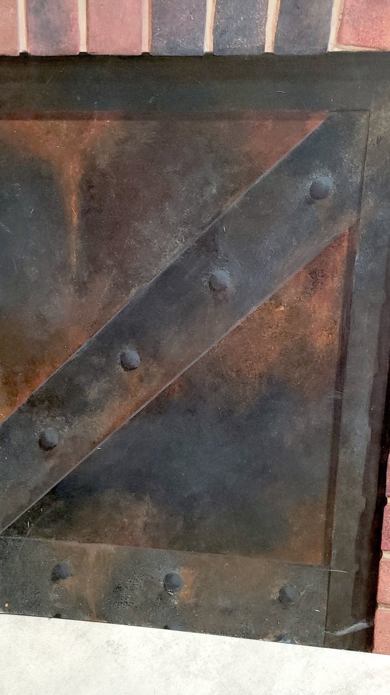 Une porte en métal rouillé peint en trompe-l'oeil