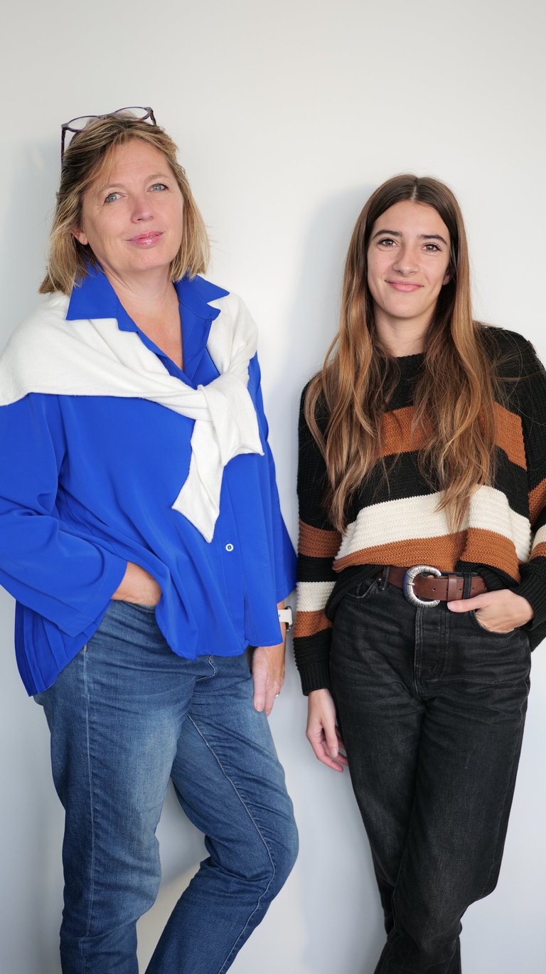 Photo de Caroline la dirigeante et Émilie qui présentent l'accompagnement RH