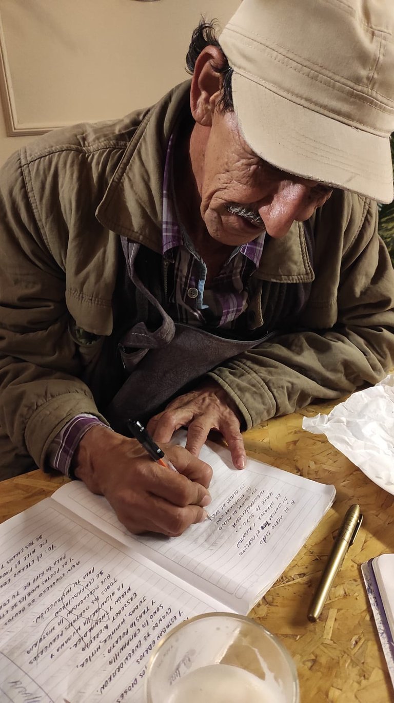 Jairo Carrasquilla Tobón poeta y escritor colombianos escribiendo uno de sus libros ineditos.