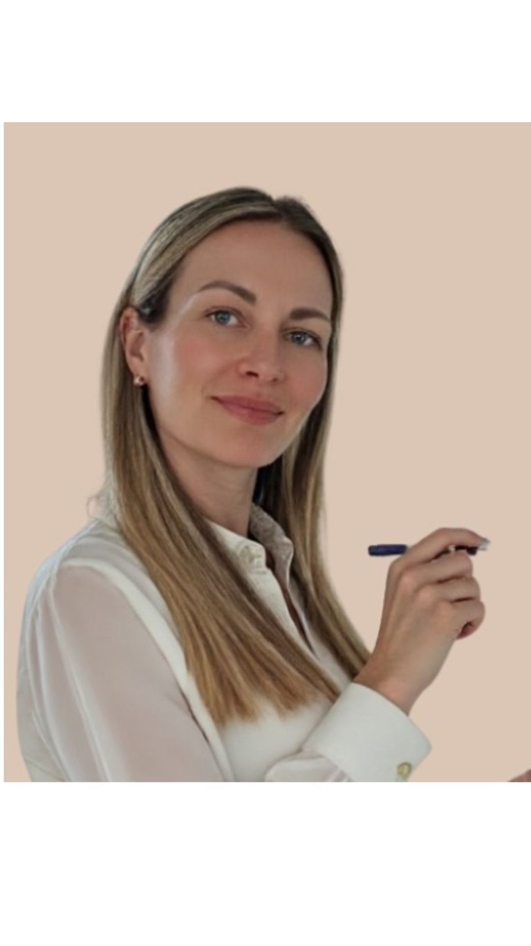 Das Gesicht einer blonden Frau.