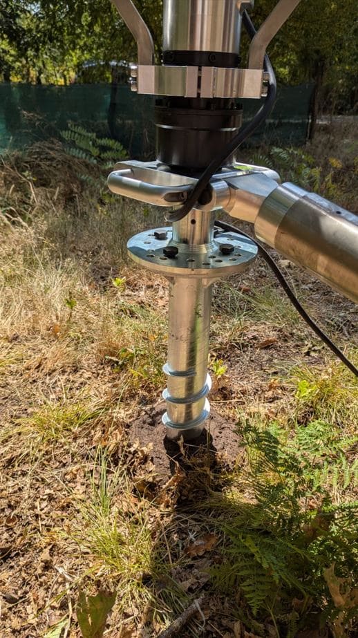 Machine à visser effectuant l'ancrage d'un pieu vissé en acier