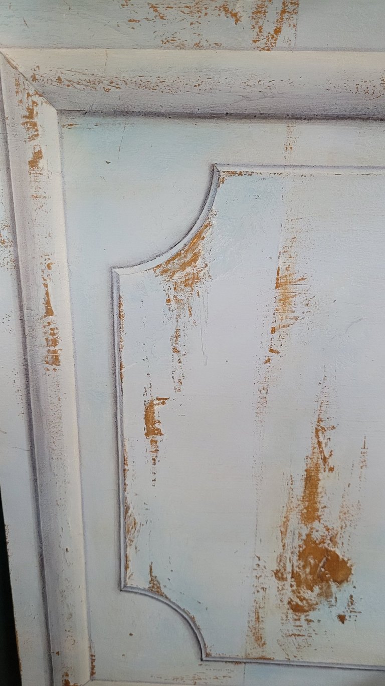 Panneau de bois et menuiserie peints en trompe-l'oeil, faux bois, faux relief, imitation patine.