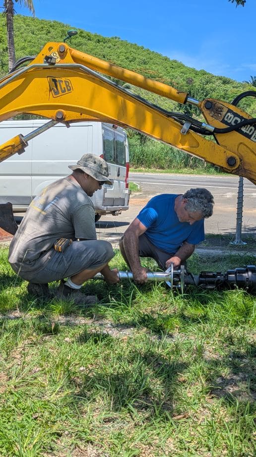 Minipelle avec tarière pour ancrage de vis de terre