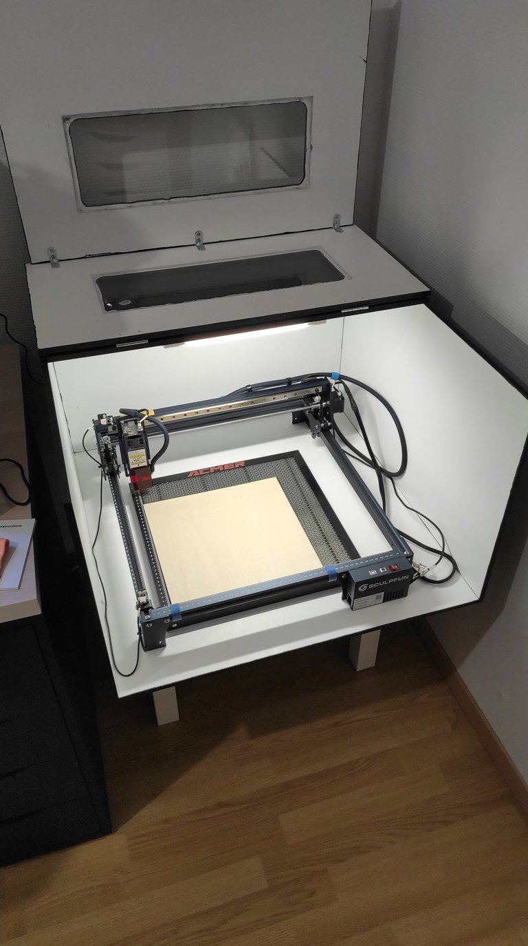Graveur laser dans son caisson