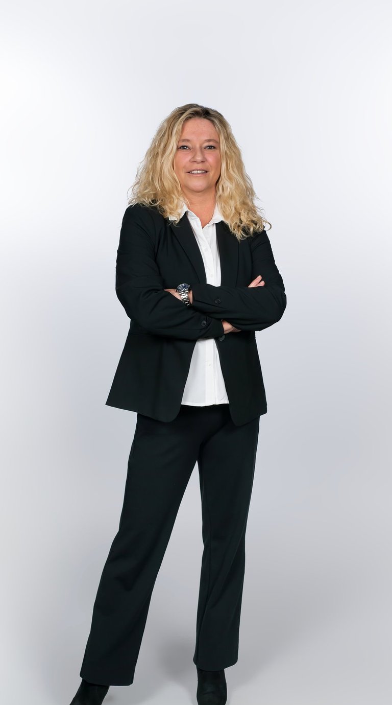 Anja Borchert im schwarzen Anzug stellvertretend für die Ärztevermittlung
