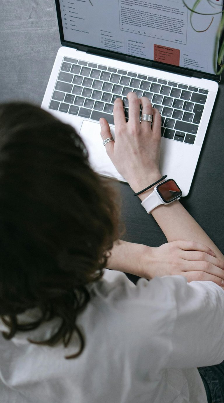 Mujer escribiendo un correo electronico en el computador