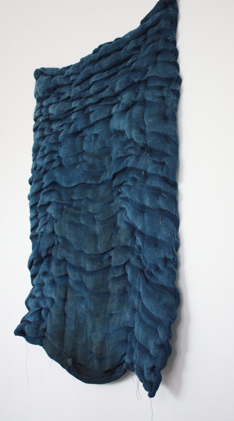 karine-nguyen-van-tham-le creux de lermite-matelas sculpté-indigo-suspendu