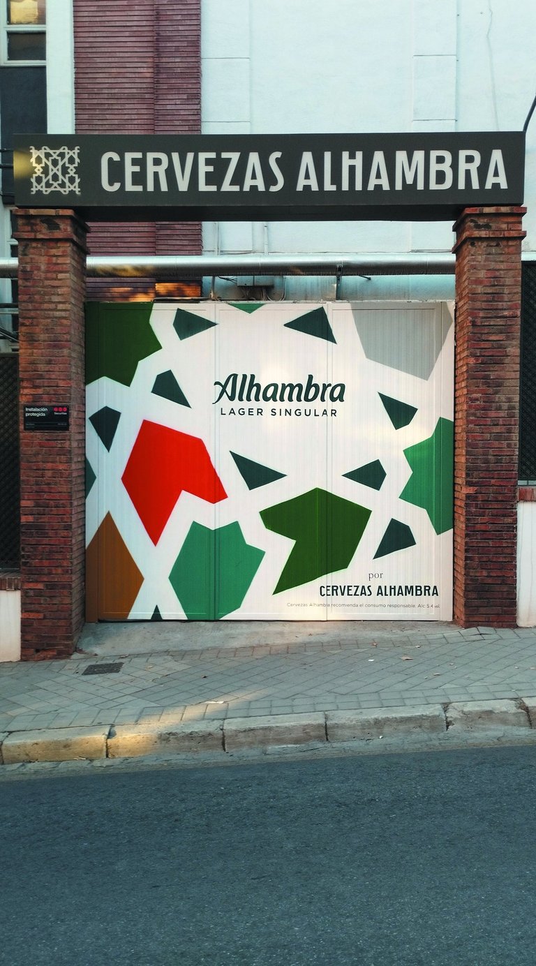 Graffiti mural en fachada fábrica Cervezas Alhambra. Para la campaña publicitaria de Grupo Mahou.