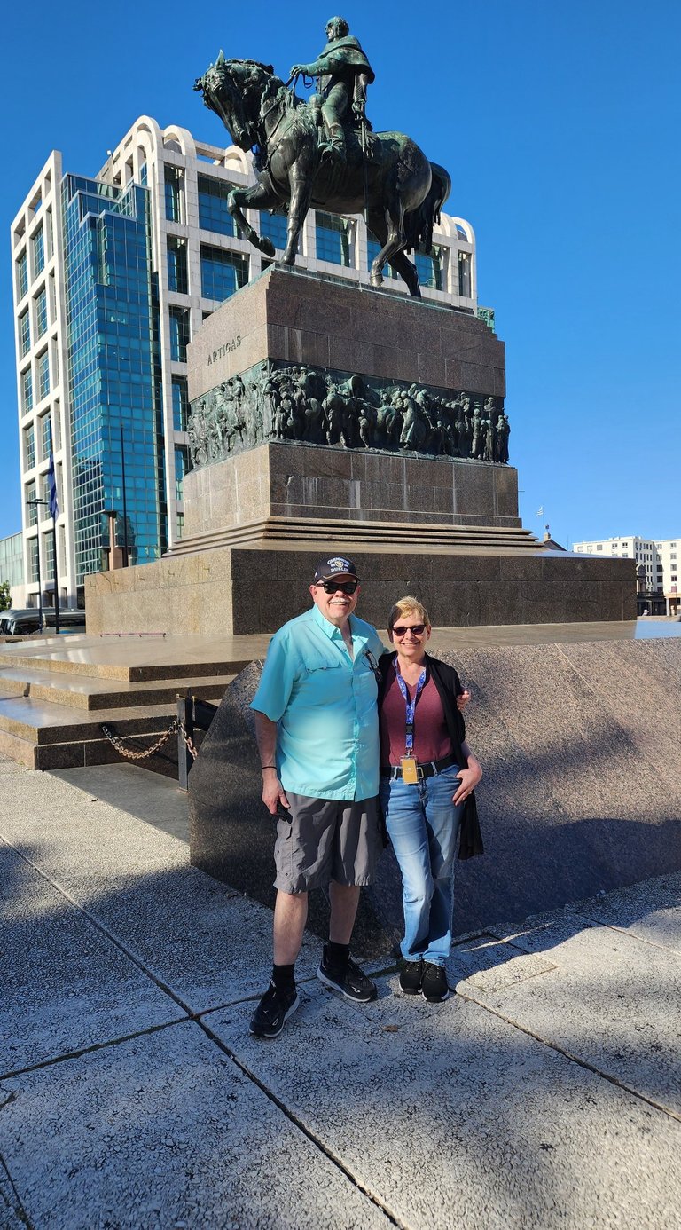 Plaza Independencia and statue of Artigas in Montevideo, Uruguay