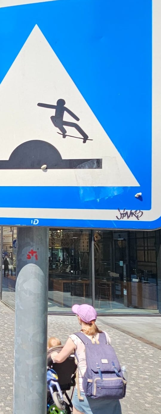 Street art sur panneau de signalisation représentant un skateur sur un dos d'ane à Lisbonne