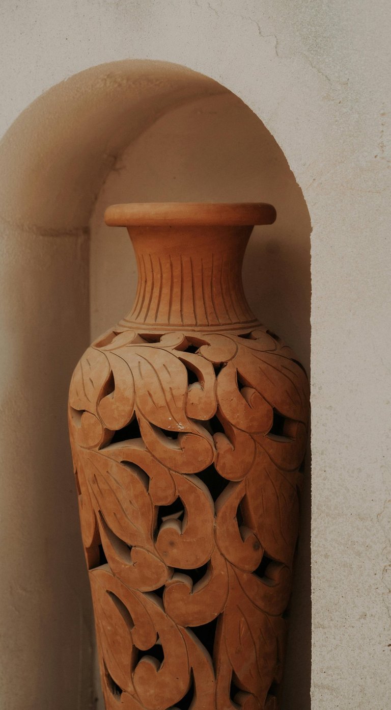 Vase en argile sculpté, symbole d’ancrage, d’élégance naturelle et de contenance énergétique