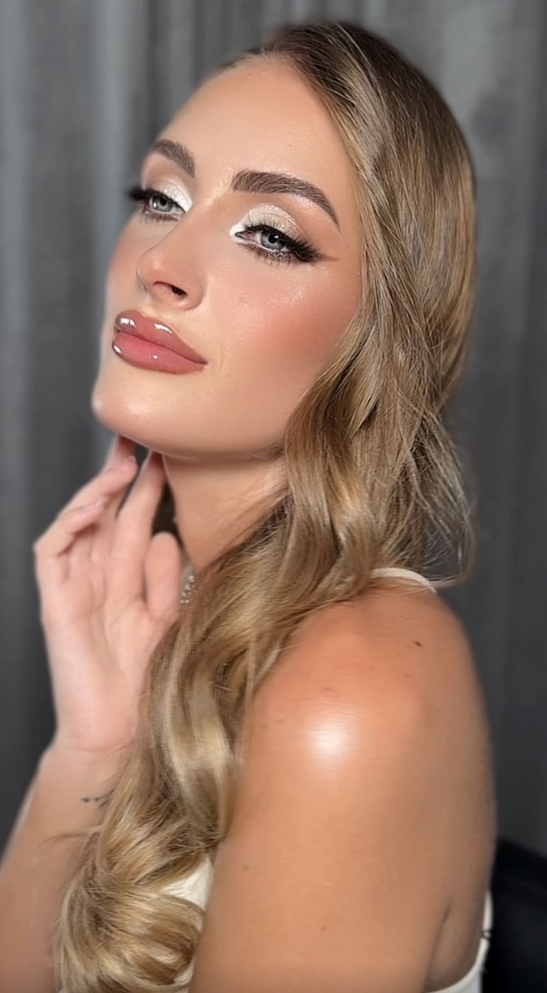 Novia con maquillaje de alta gama aplicado por Lizeth Quevedo