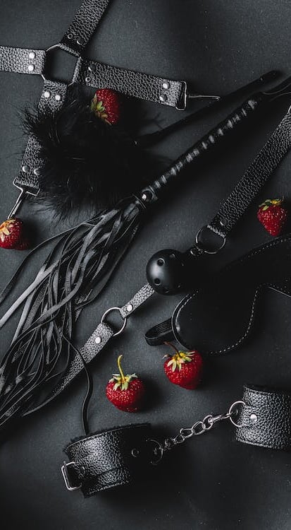 sex-toys-blindfold-whip-cuffs-bdsm