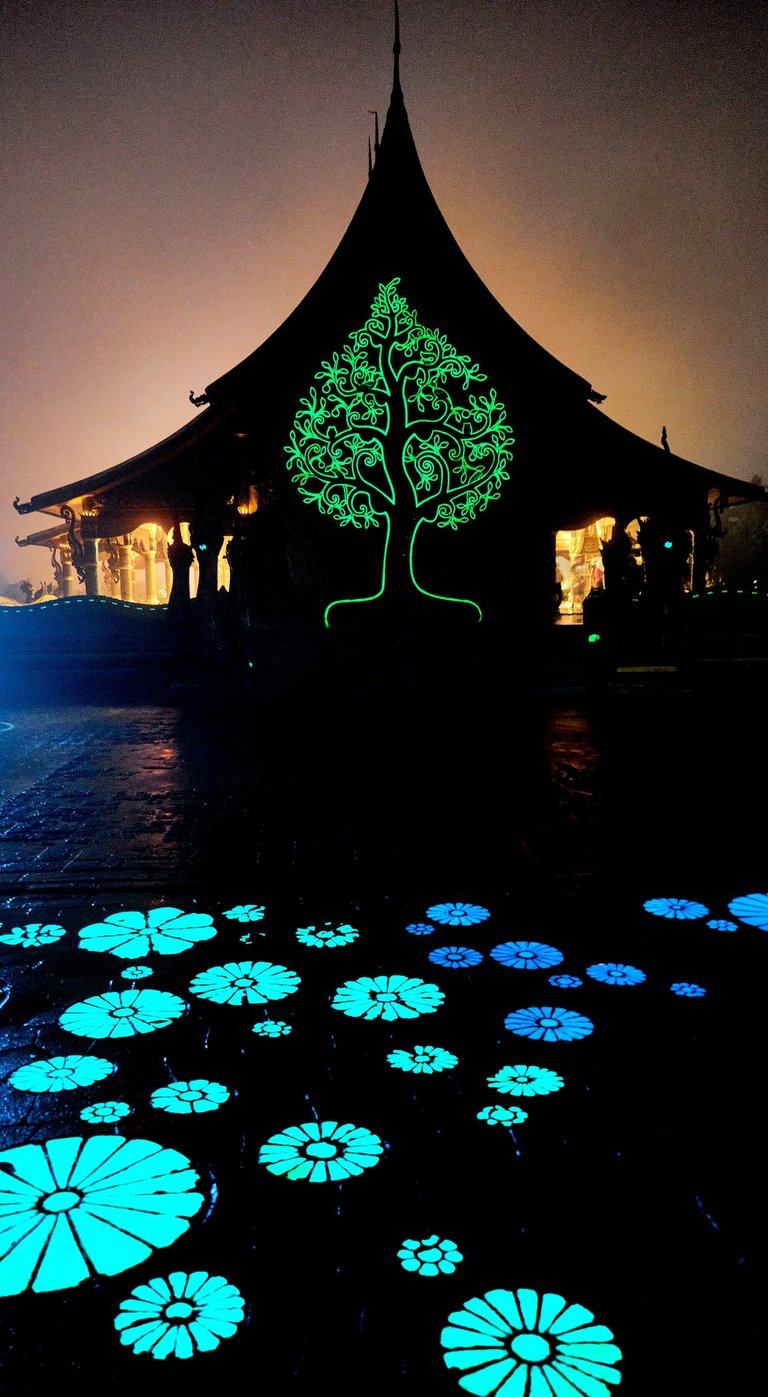 Wat Sirindhorn Wararam, the Wat that Glows, Ubon Ratchathani.