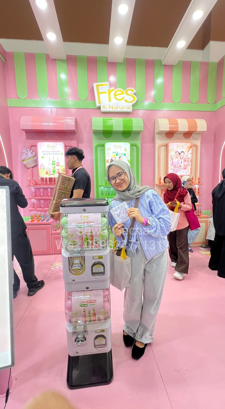Sewa mesin gacha interaktif untuk booth