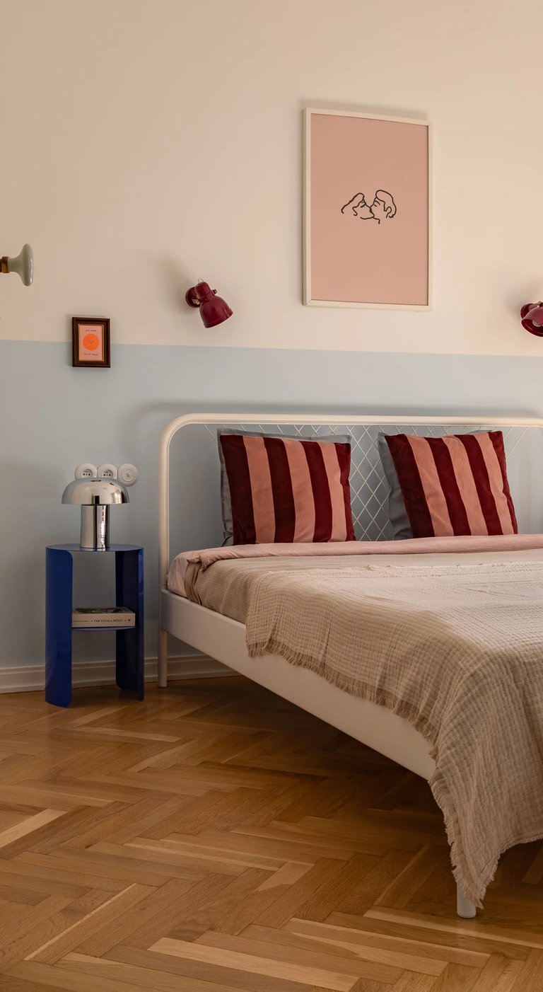 Fotografia wnętrz: sypialnia w kamienicy, symetria i styl vintage.