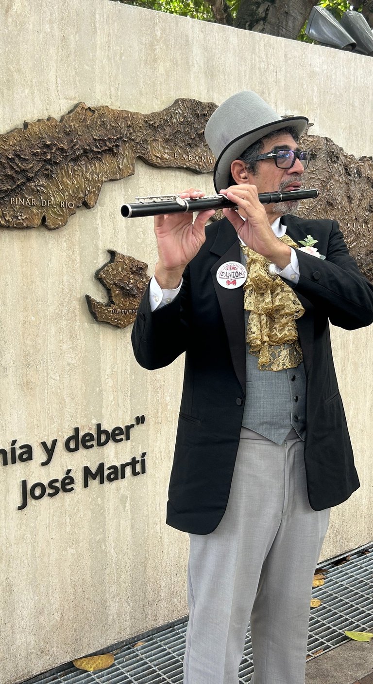 Maestro Bobby Ramirez en el parque de la cubania calle ocho Miami