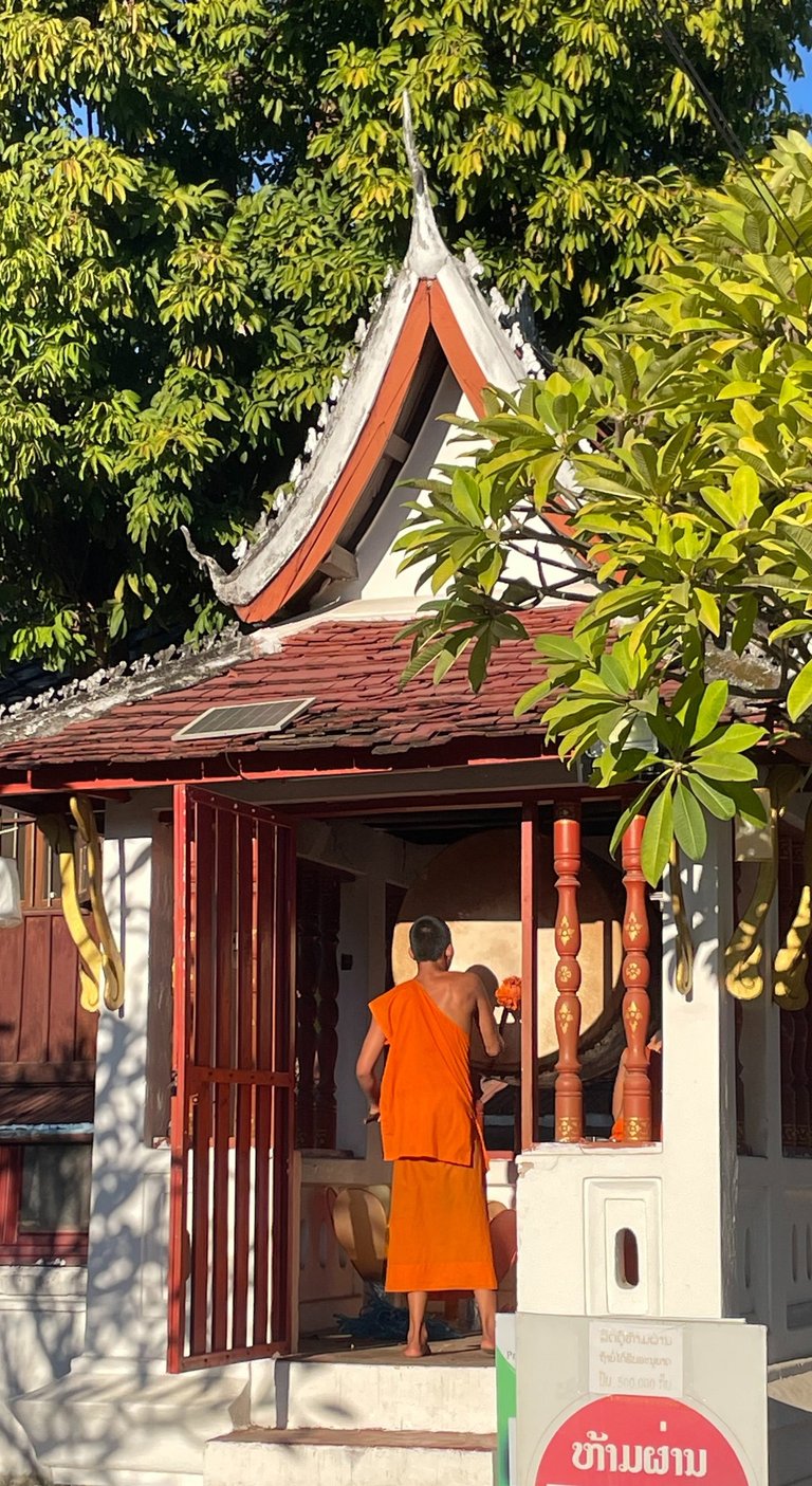 Mnich w świątyni w Laosie