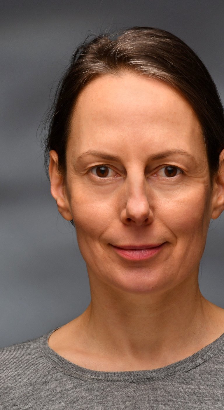 Photo of the consultant, showing a middle-aged woman with brown eyes and brown hair.