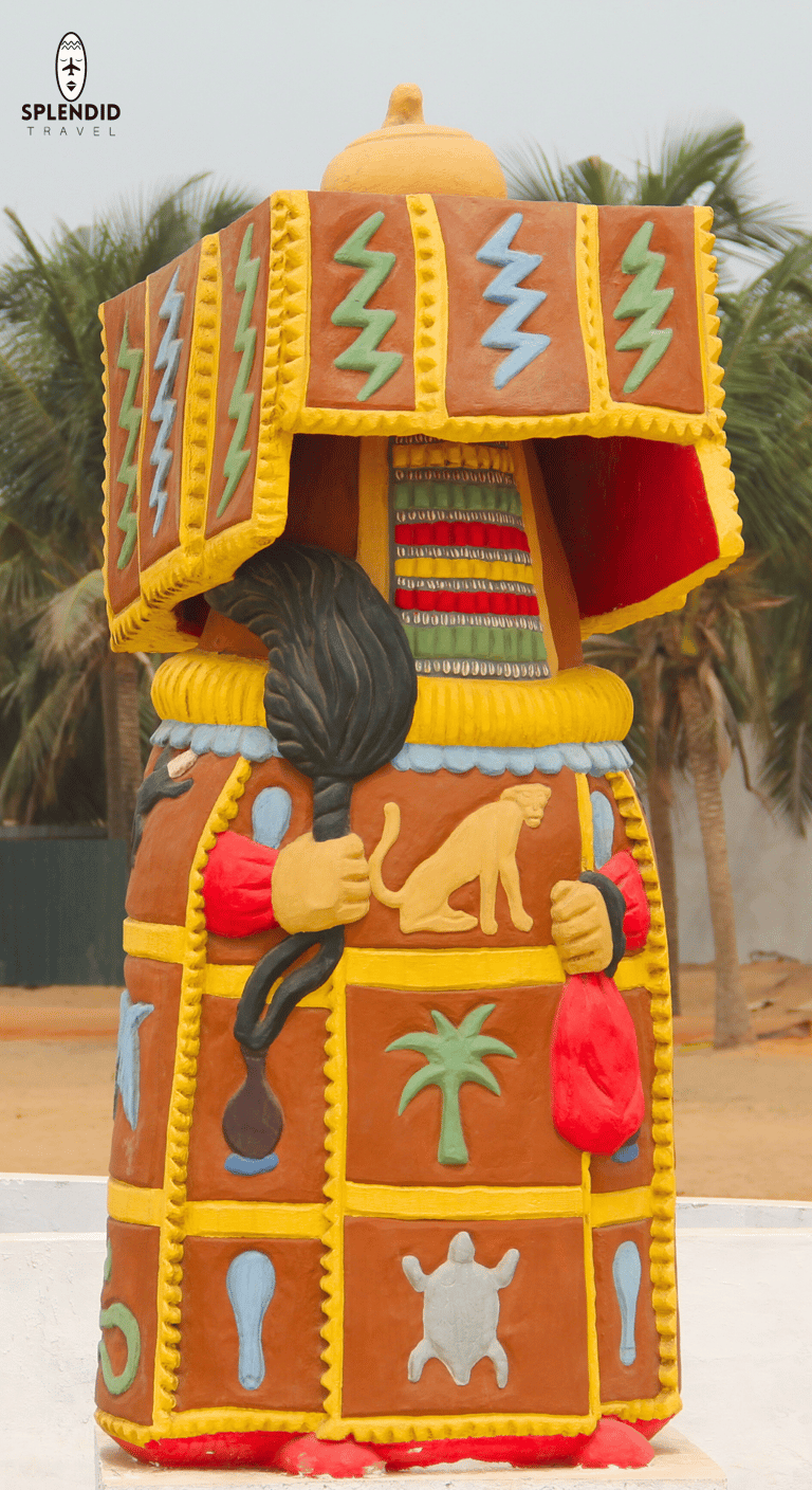 représentation  Egungun, Porte du Non-Retour, Ouidah