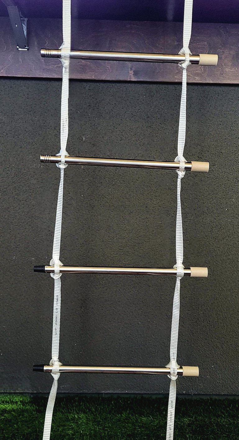 Example of a DIY rope ladder using the Marlinspike Hitch technique.