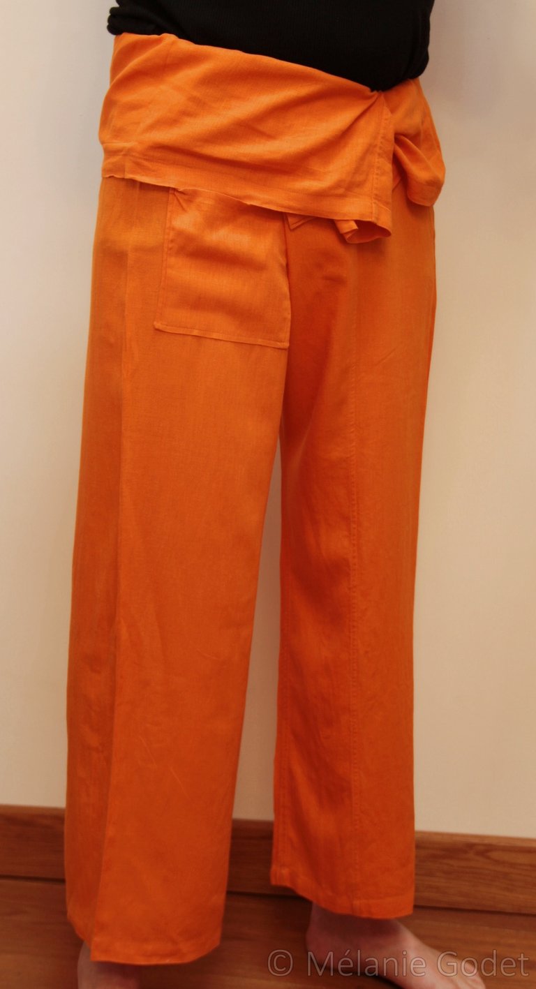 Pantalon coupe thaï en coton léger orange. Une poche, ceinture cousue sur le pantalon. Taille unique, unisexe.