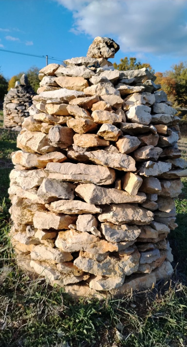 Structures de pierres dans le pré