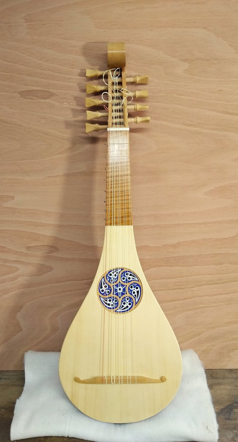 Gittern with a 3 piece rose