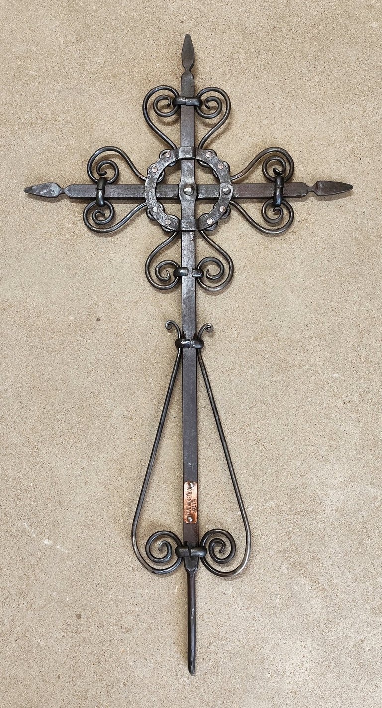 Kaltinis kryžius 102x57 cm, juodintas linų sėmenų aliejumi, su varinėmis ir metalinėmis kniedėmis