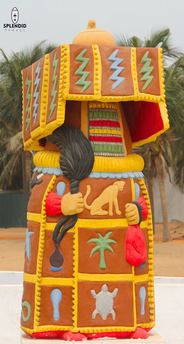 représentation  Egungun, Porte du Non-Retour, Ouidah