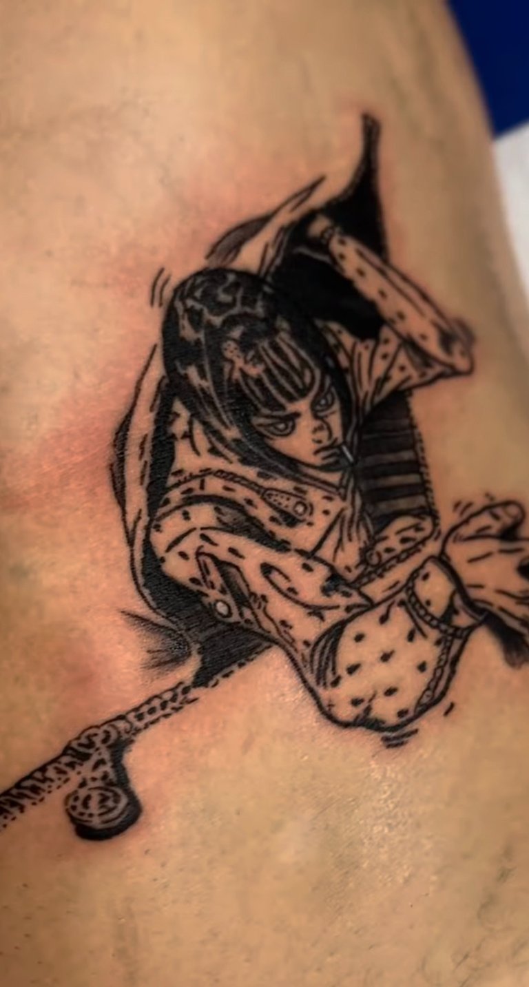 Tatuaje estilo manga en blanco y negro – tatuador en Valencia